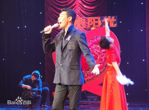 屠洪刚出席公益壁纸壁纸