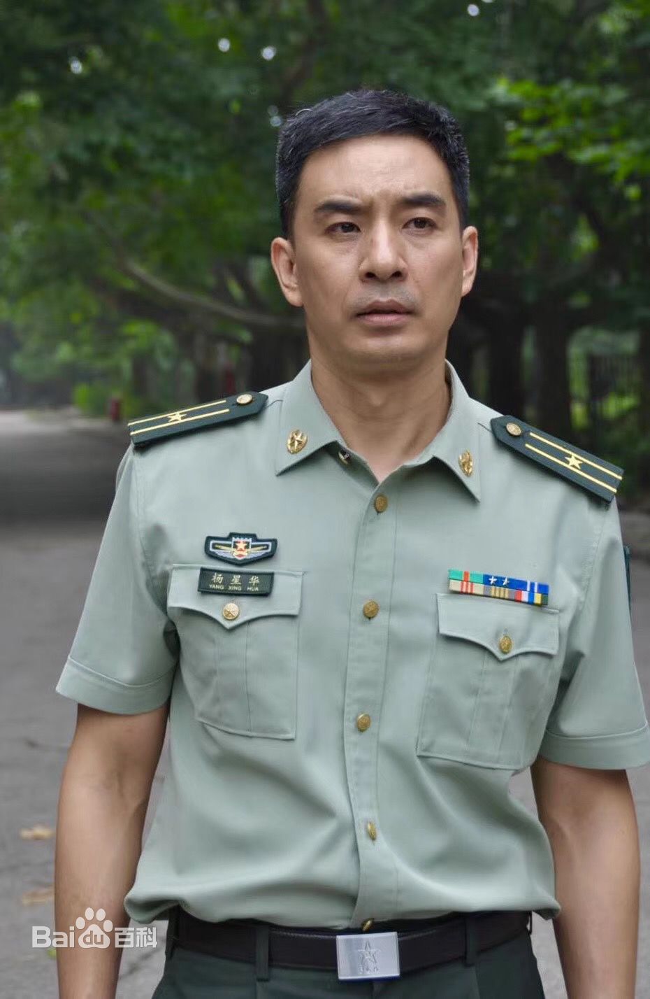 孙岩的各种着装照图片图册