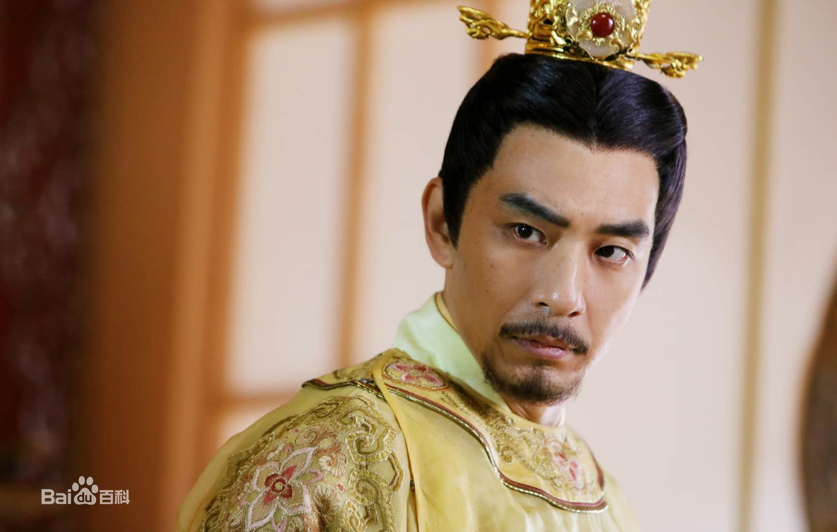 孙岩的各种着装照图片图册