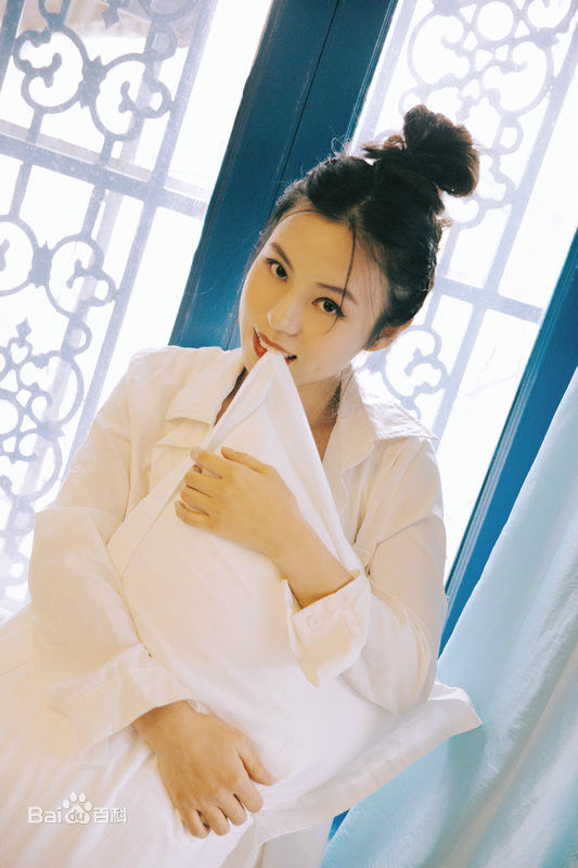 熊梓菱(Xiong Ziling)最新冬日壁纸