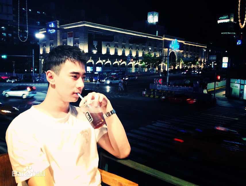 高夏(XSiA)生活照素颜照壁纸