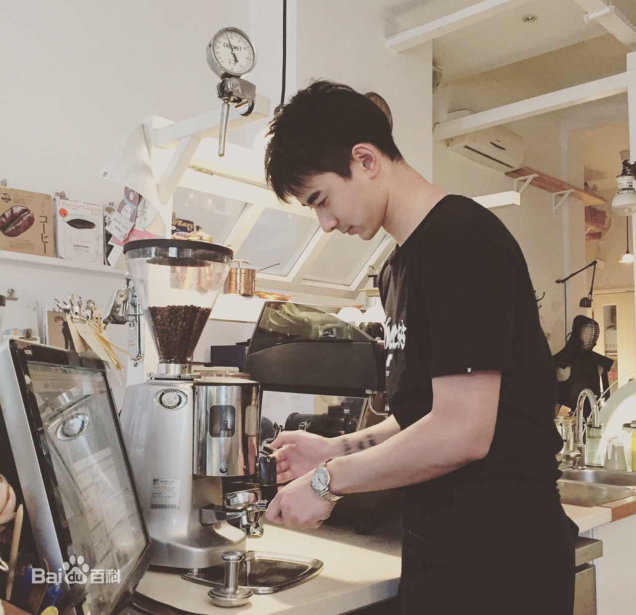 高夏(XSiA)生活照素颜照壁纸