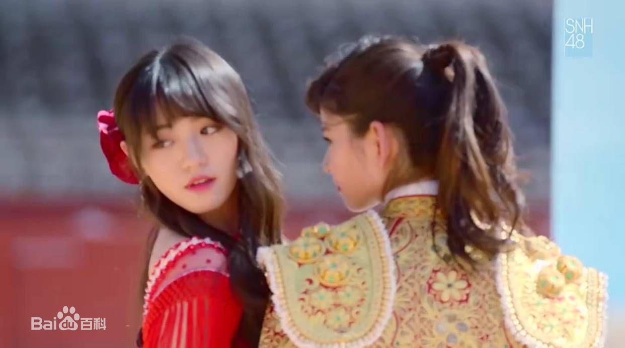 最新林思意(Sissi)在《公主披风》mv中的壁纸