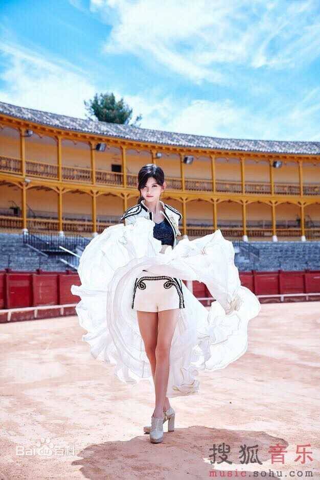 最新林思意(Sissi)在《公主披风》mv中的壁纸