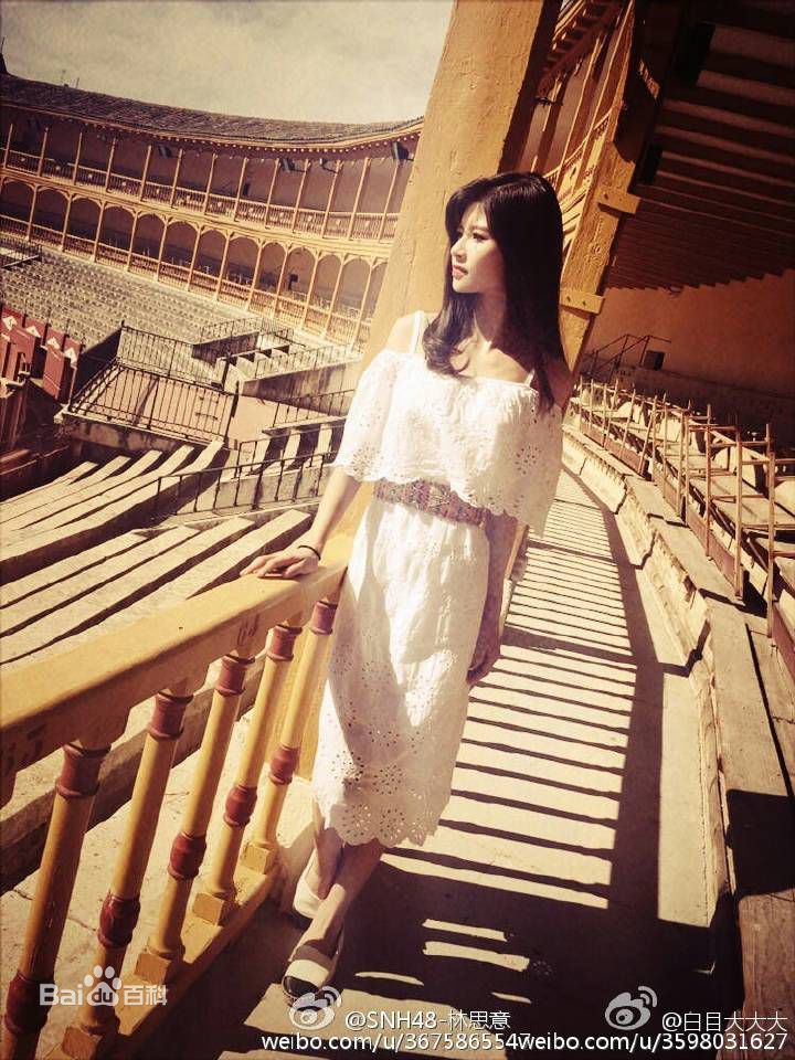 最新林思意(Sissi)在《公主披风》mv中的壁纸