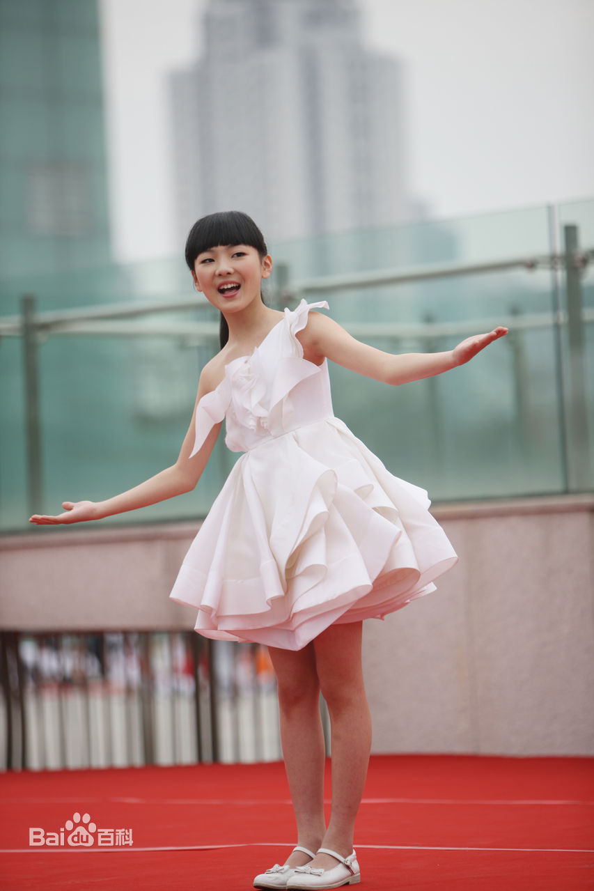 黄嘉琪(Sophia)正在唱歌壁纸壁纸