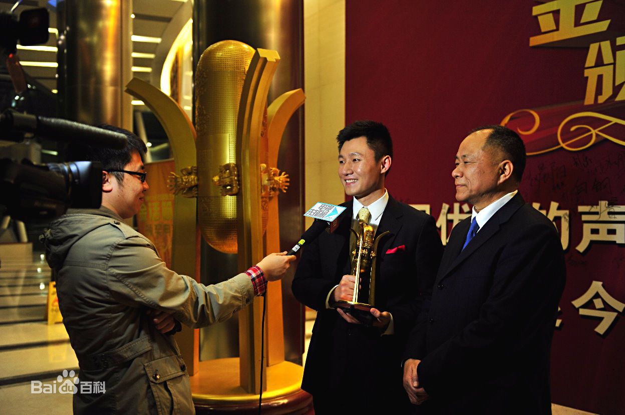 罗旭(Luo Xu)金话筒奖颁奖现场性感图片图集