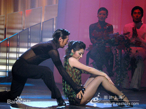 吉雪萍舞台上的前后照片