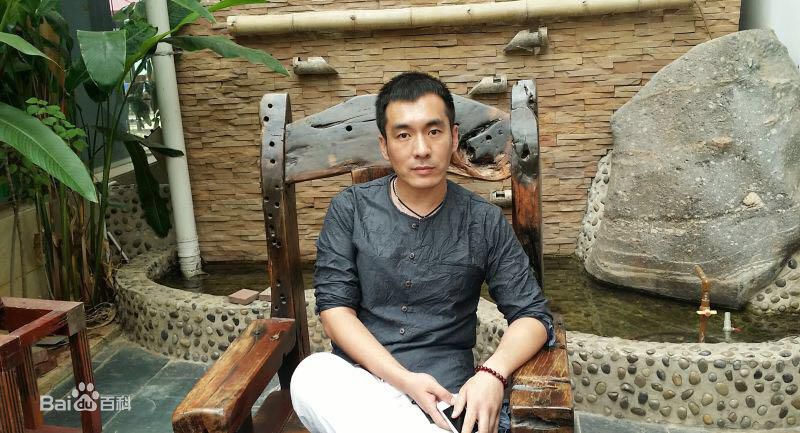 张胤哲生活照素颜照相册