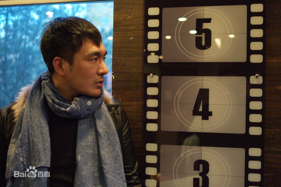 张胤哲生活照素颜照相册