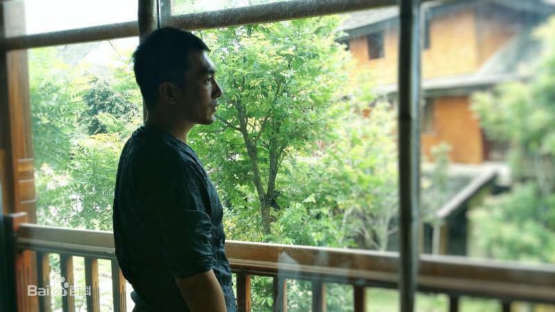 张胤哲生活照素颜照相册