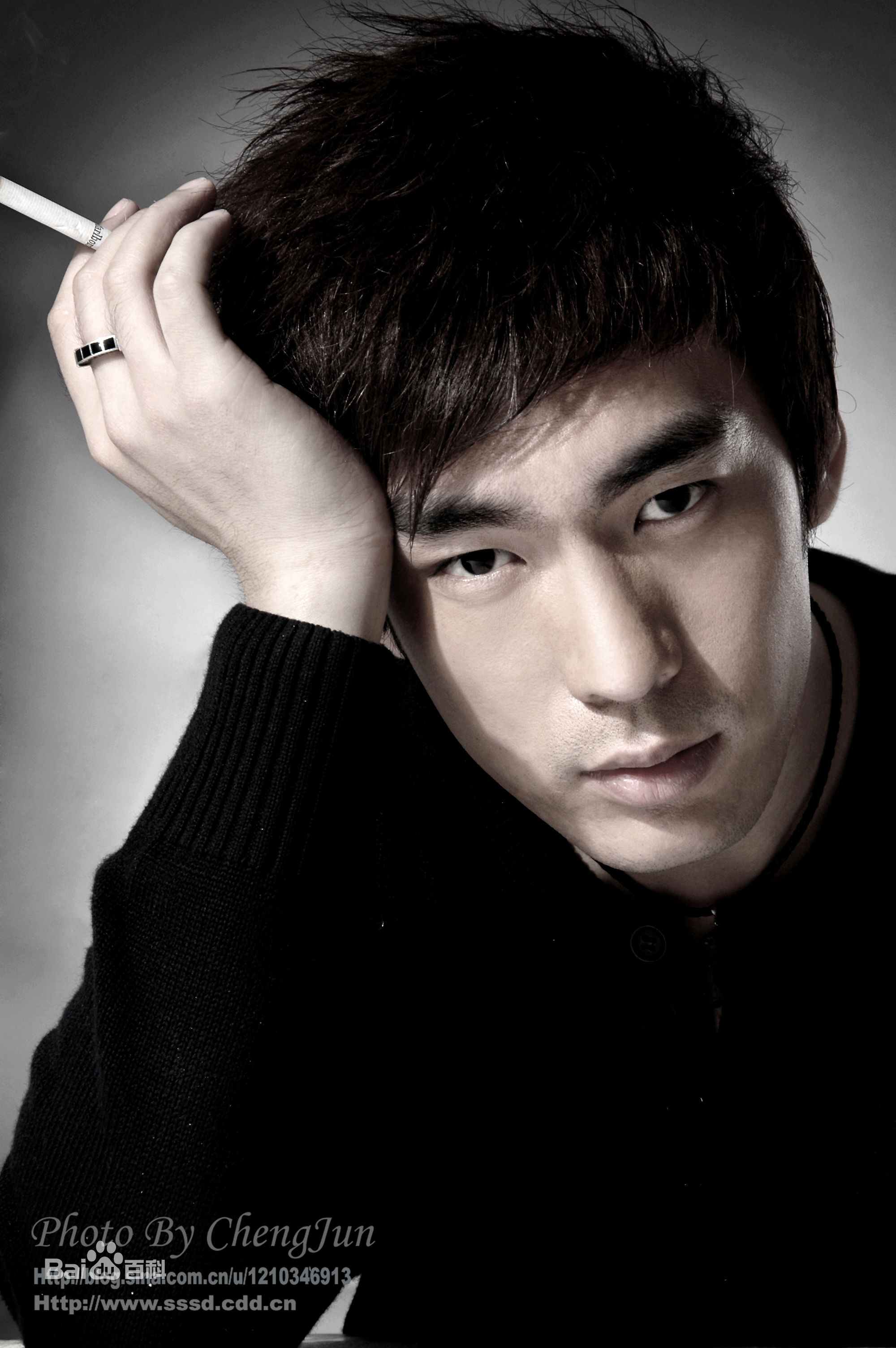 张胤哲生活照素颜照相册