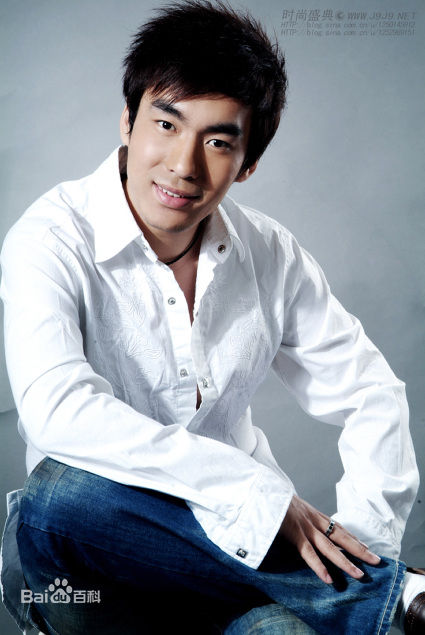 张胤哲生活照素颜照相册