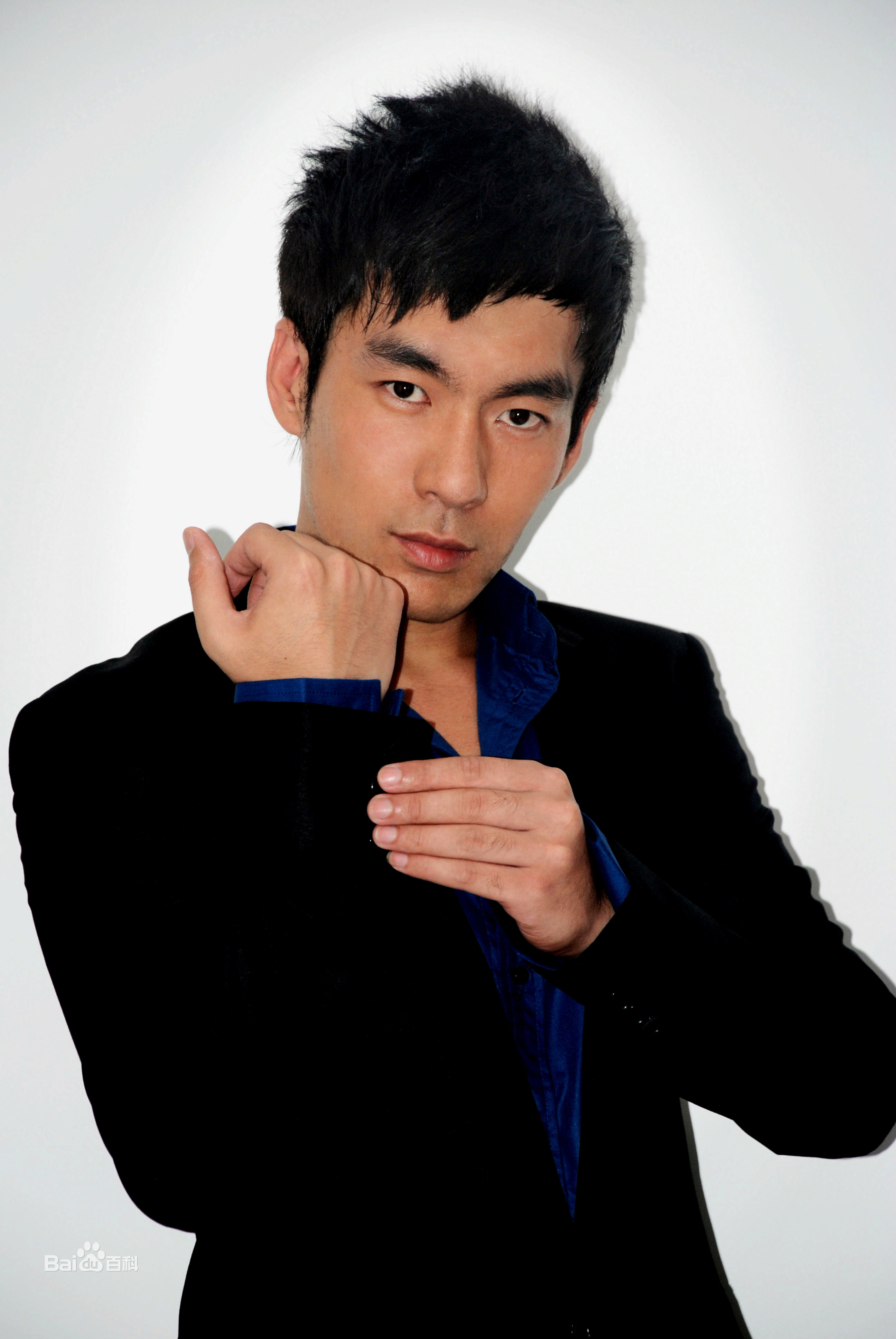 张胤哲生活照素颜照相册