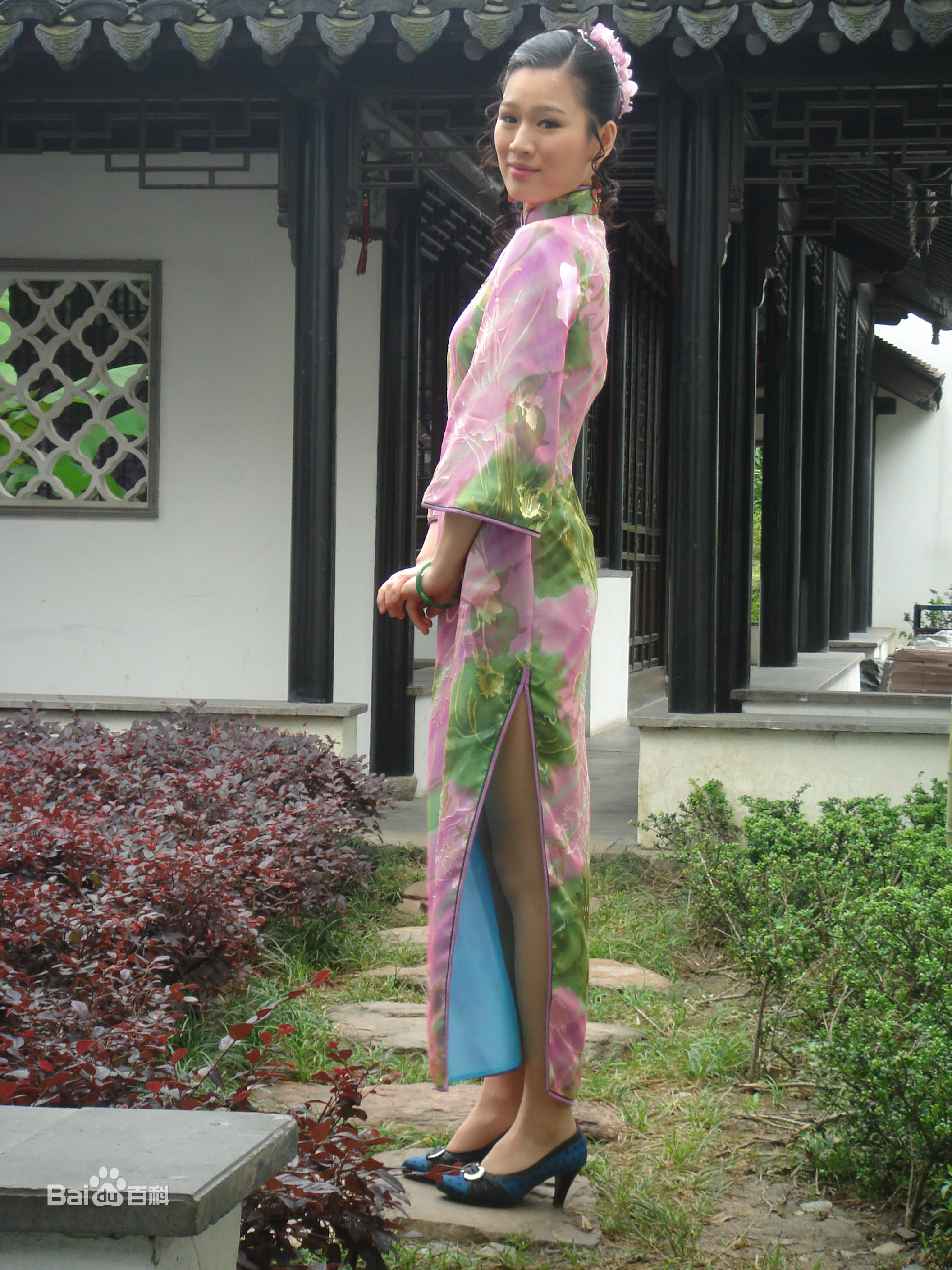 最新黄白露(Huang Bailu, lulu)在《凝香劫》 饰含胭中的壁纸