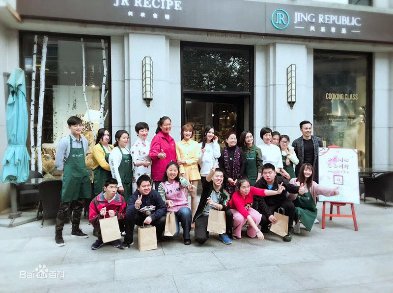 范雨彤(Lucky)出席活动生活照