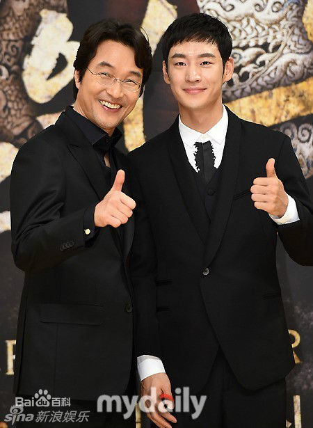 韩石圭()出席活动前后照片