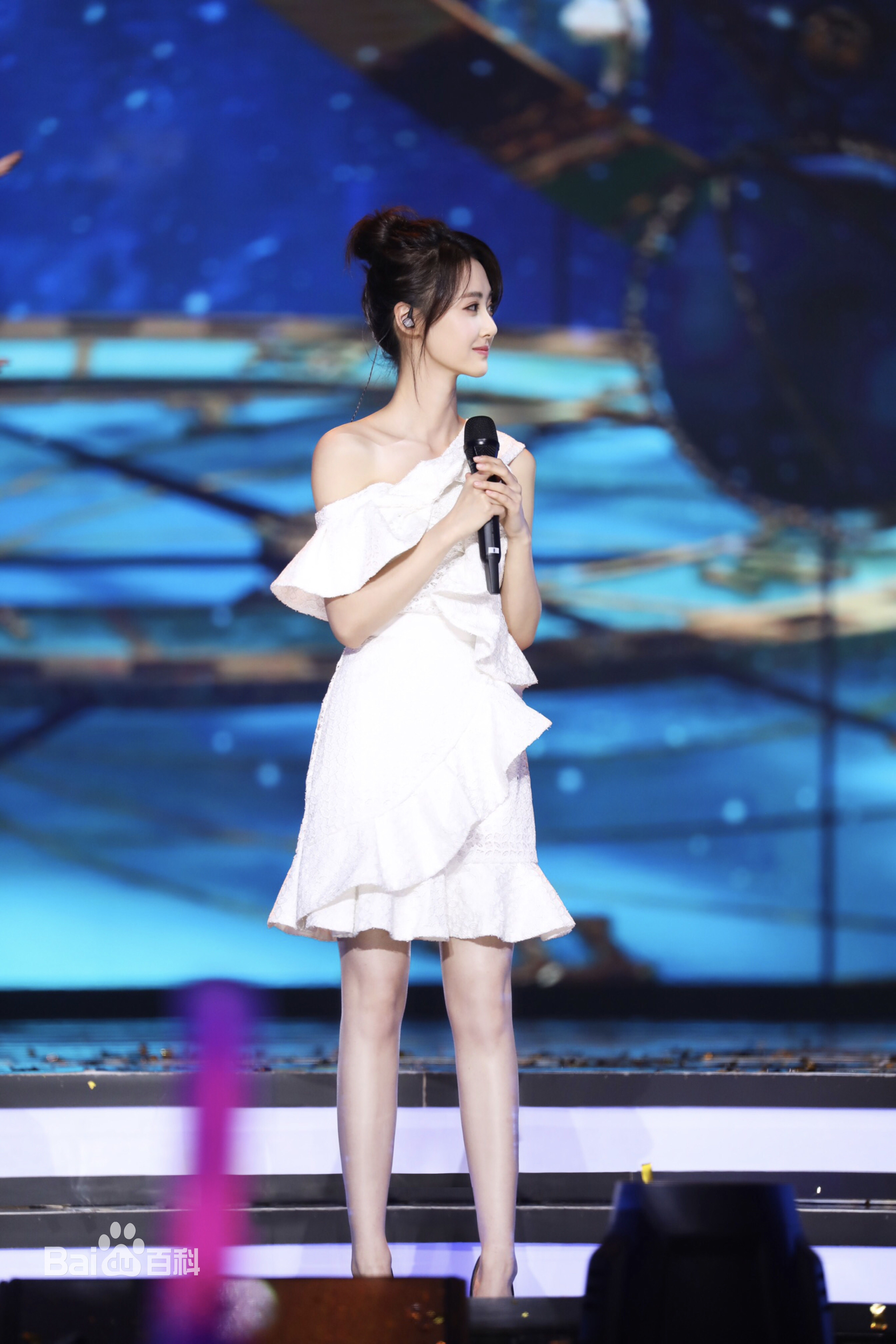 马泽涵东方卫视跨年盛典前后照片