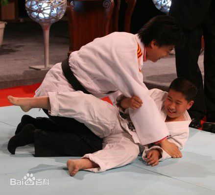 精选崔永元(Cui Yongyuan)在主持《小崔说事》节目中的图册