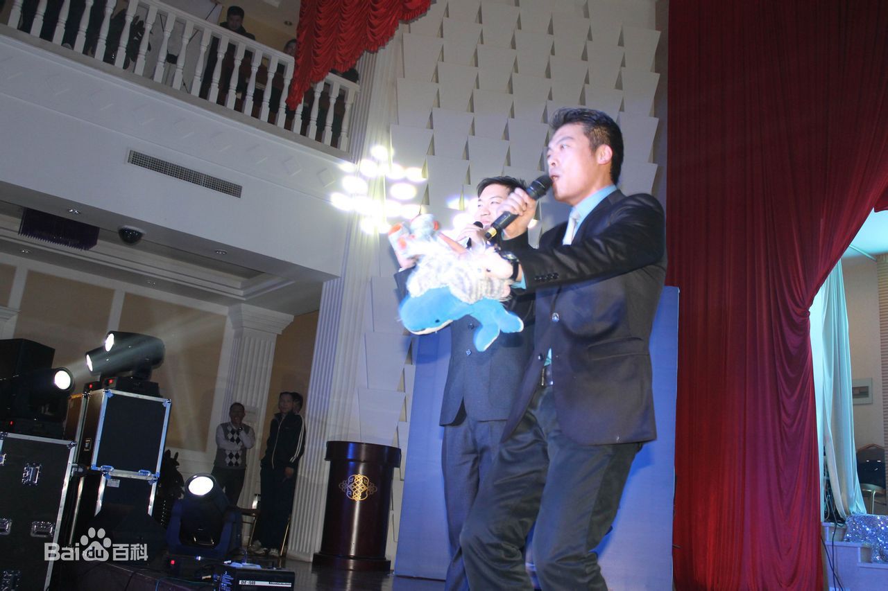 韩会亮(Daniel)先生主持资料照片前后照片