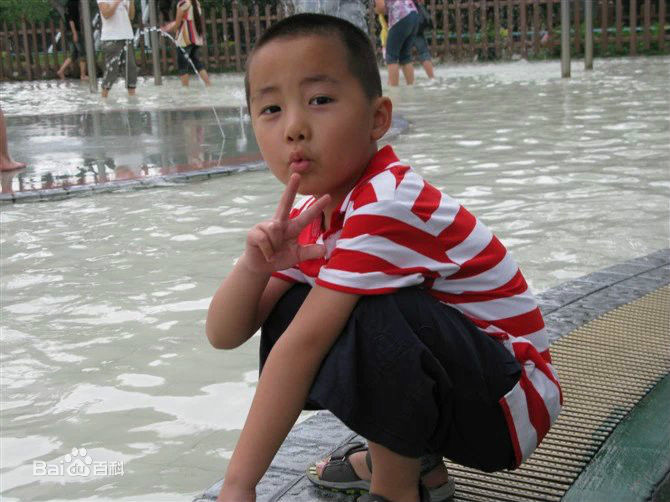 冯邵一(Johnny)童年照前后照片