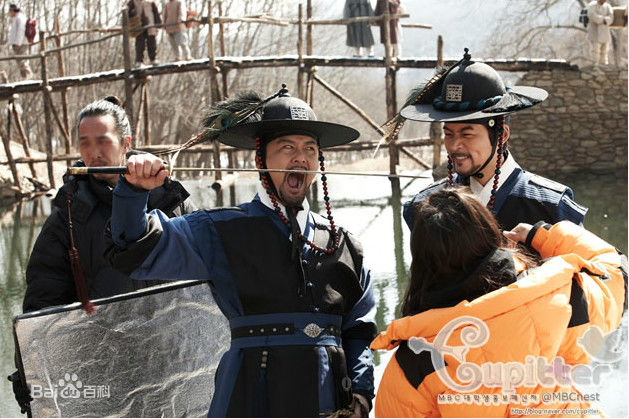 高清李尚允()在-《伙伴》中的图集