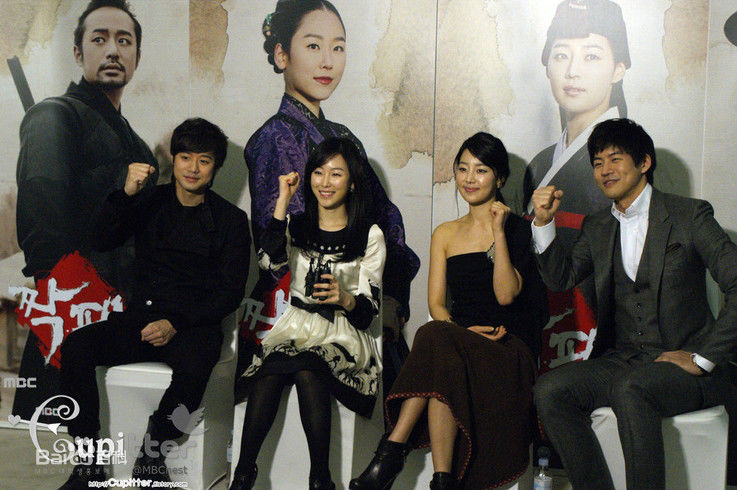 高清李尚允()在-《伙伴》中的图集