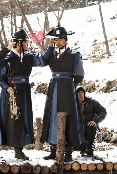 高清李尚允()在-《伙伴》中的图集