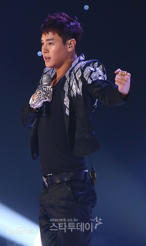 黄伦硕()(Hwang Yoon Suk)黄伦硕演出照壁纸壁纸