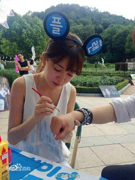 百眞熙(Baek Jin Hee/)白珍熙-在韩国公益活动壁纸壁纸