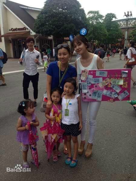 百眞熙(Baek Jin Hee/)白珍熙-在韩国公益活动壁纸壁纸