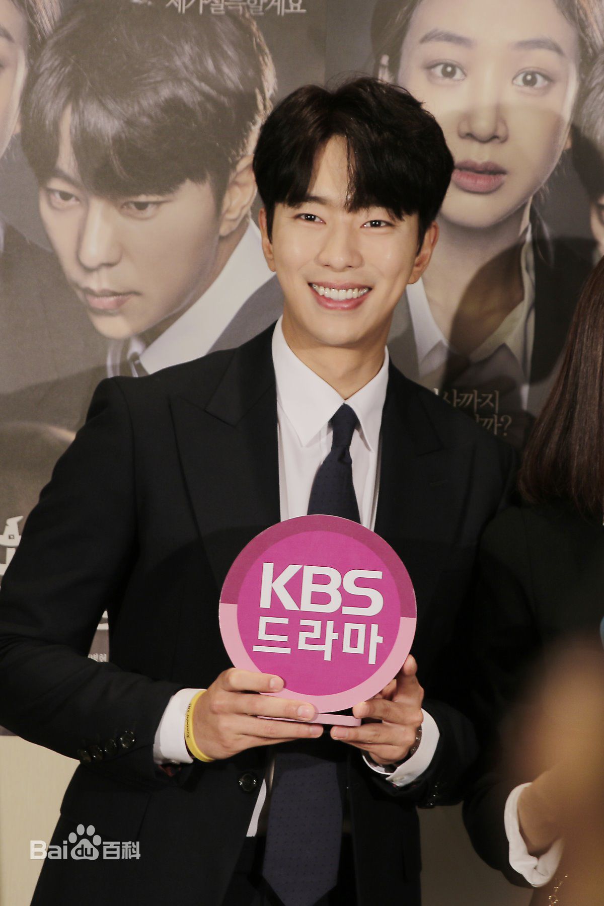 最新尹贤敏()壁纸