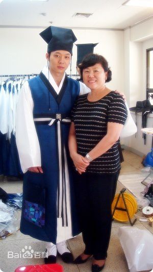 朴有天(，パク·ユチョン，park yoo-chun)深受前辈们喜爱的有天生活照相册