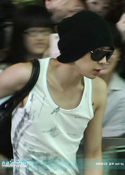 朴有天(，パク·ユチョン，park yoo-chun)机场时尚图册