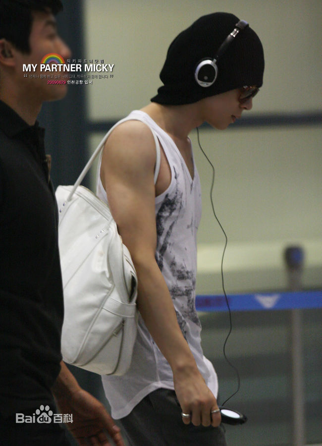 朴有天(，パク·ユチョン，park yoo-chun)机场时尚图册