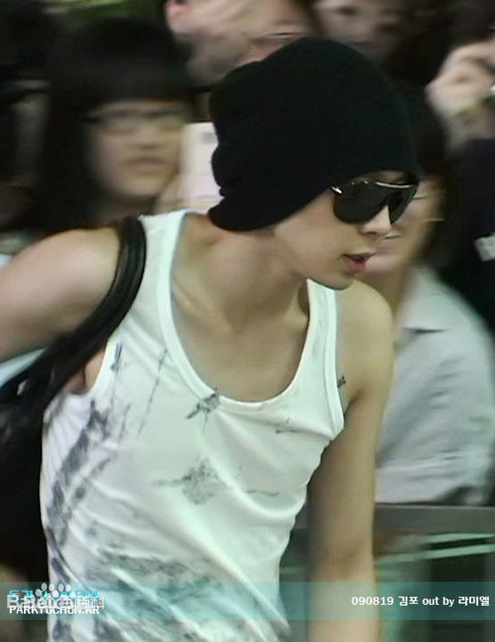 朴有天(，パク·ユチョン，park yoo-chun)机场时尚图册