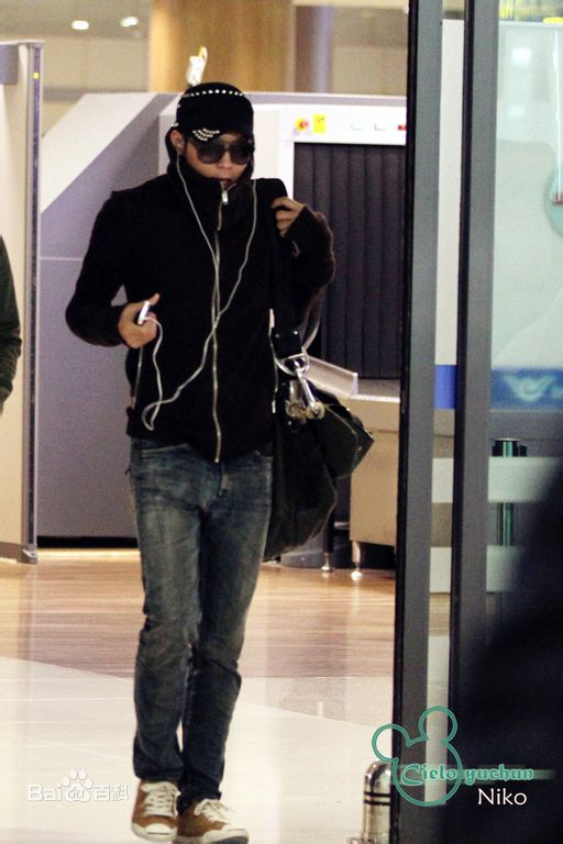 朴有天(，パク·ユチョン，park yoo-chun)机场时尚图册