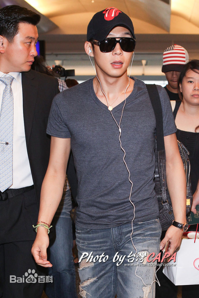 朴有天(，パク·ユチョン，park yoo-chun)机场时尚素颜照相册