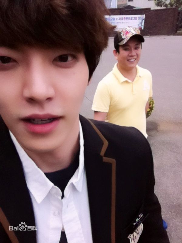 金宇彬(/KimWoo Bin)生活照壁纸壁纸