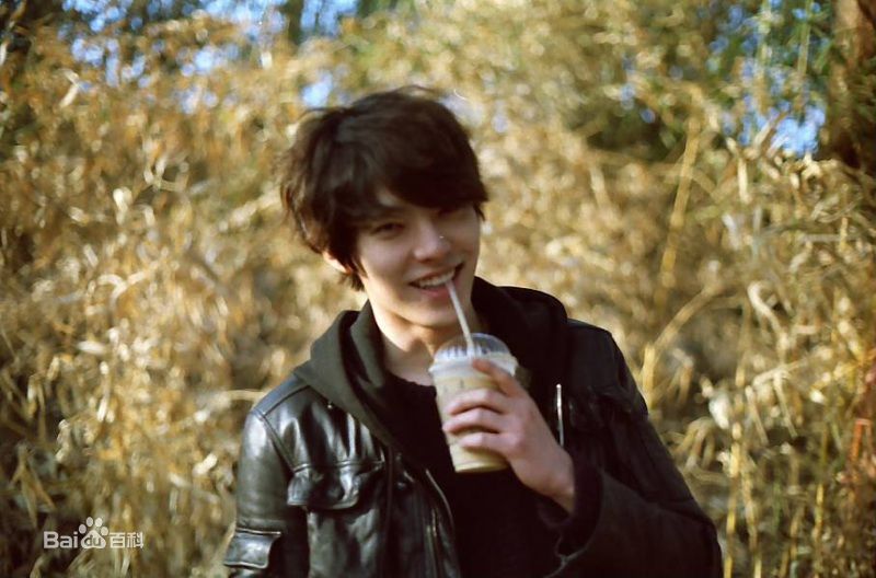 金宇彬(/KimWoo Bin)生活照壁纸壁纸