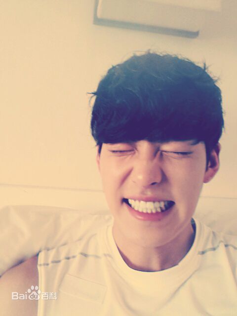 金宇彬(/KimWoo Bin)生活照壁纸壁纸