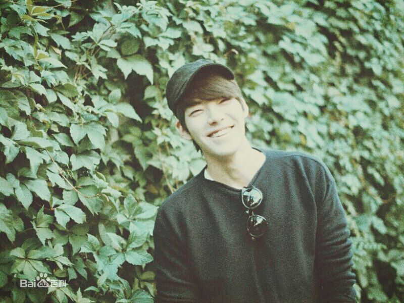 金宇彬(/KimWoo Bin)生活照壁纸壁纸