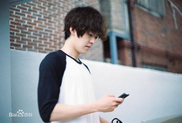 金宇彬(/KimWoo Bin)生活照壁纸壁纸