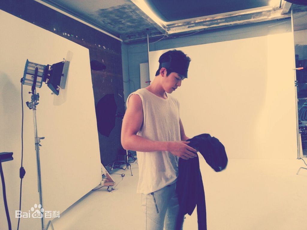 金宇彬(/KimWoo Bin)生活照壁纸壁纸