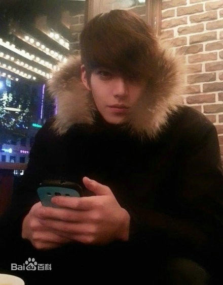 金宇彬(/KimWoo Bin)生活照壁纸壁纸