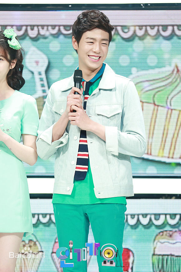 李玹雨((韩)Lee Hyun Woo(英)イヒョヌ(日))MC主持壁纸壁纸