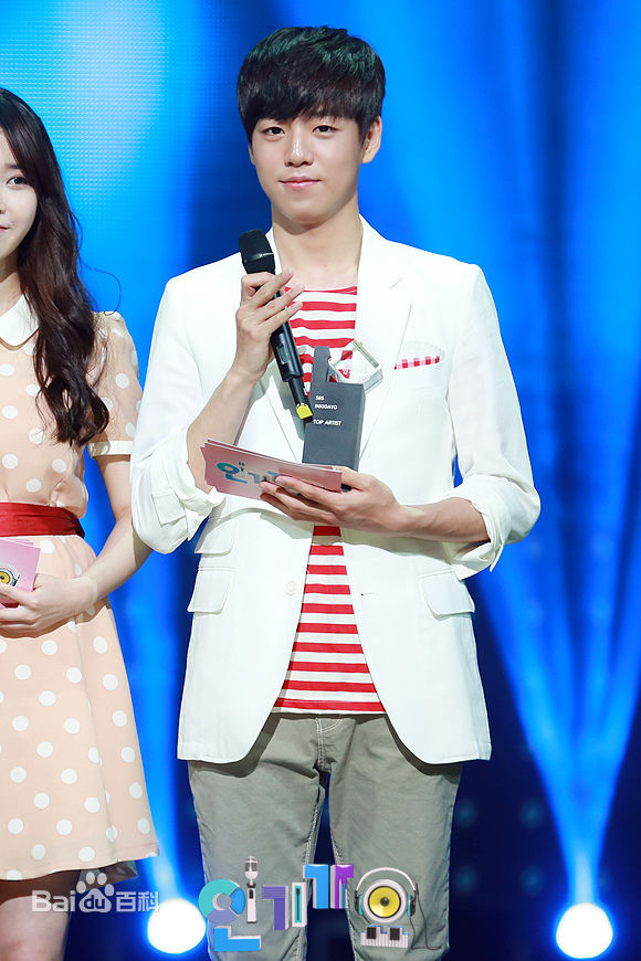 李玹雨((韩)Lee Hyun Woo(英)イヒョヌ(日))MC主持壁纸壁纸