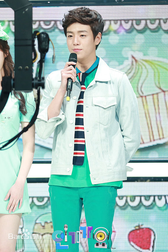 李玹雨((韩)Lee Hyun Woo(英)イヒョヌ(日))MC主持壁纸壁纸