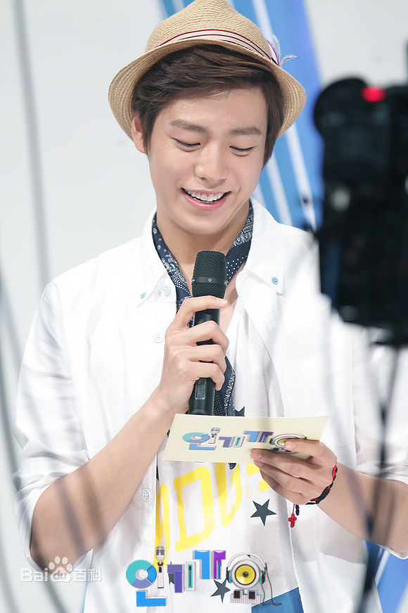 李玹雨((韩)Lee Hyun Woo(英)イヒョヌ(日))MC主持壁纸壁纸