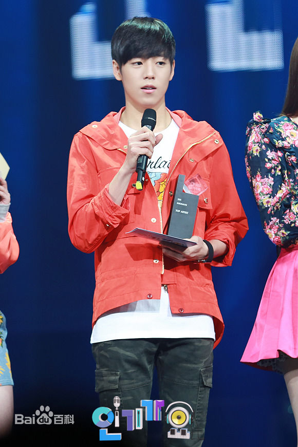 李玹雨((韩)Lee Hyun Woo(英)イヒョヌ(日))MC主持壁纸壁纸